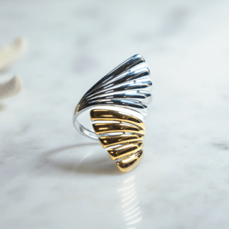 anillo triangulos dorado y plateado