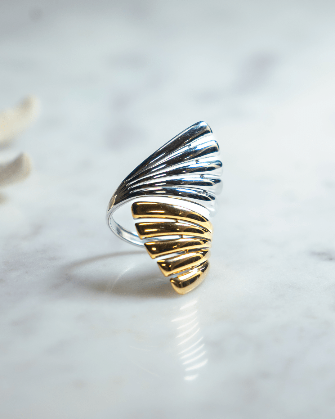 anillo triangulos dorado y plateado