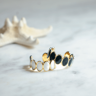 Anillo dorado ?valo negro y blanco