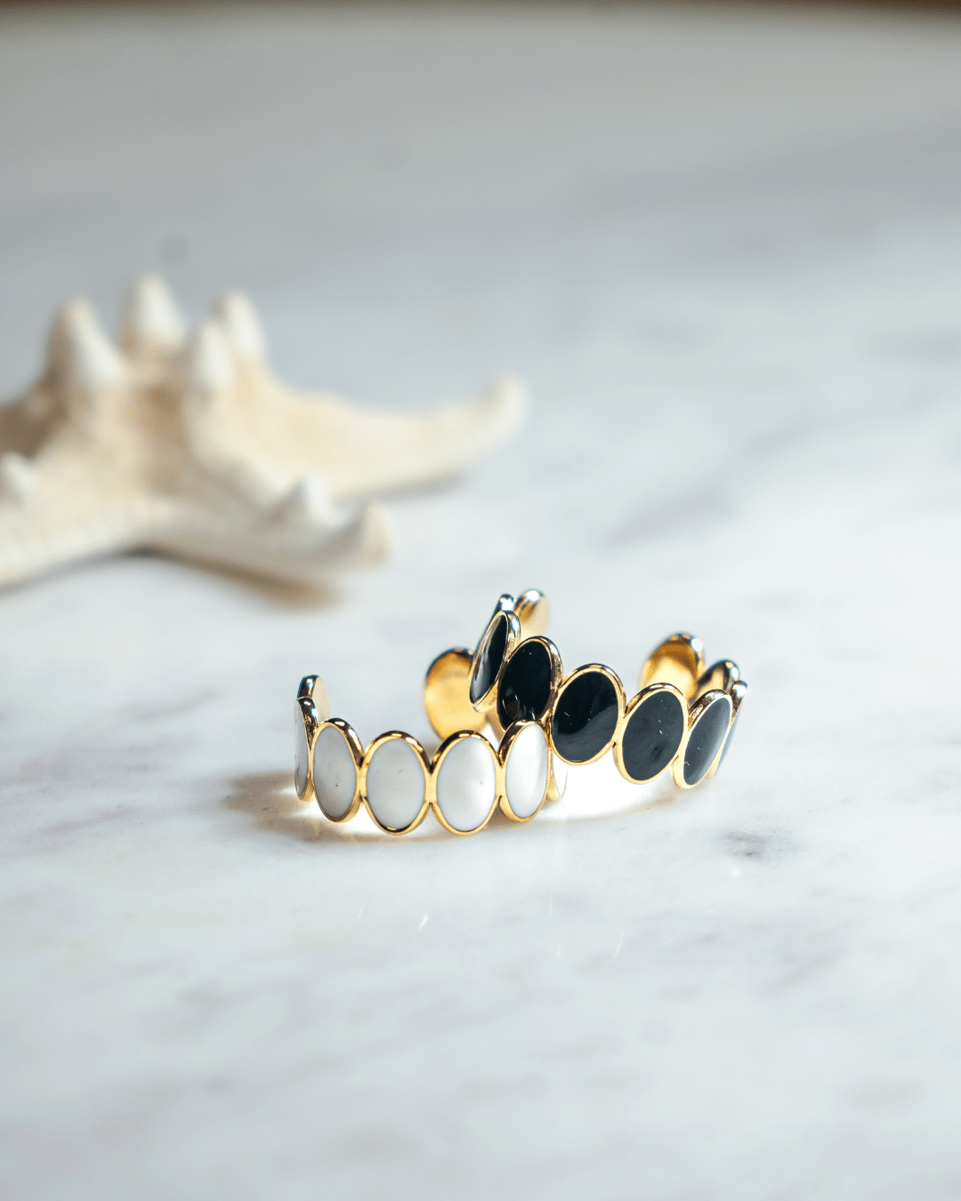 Anillo dorado ?valo negro y blanco