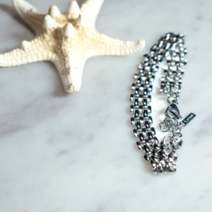 pulsera plateada tipo reloj